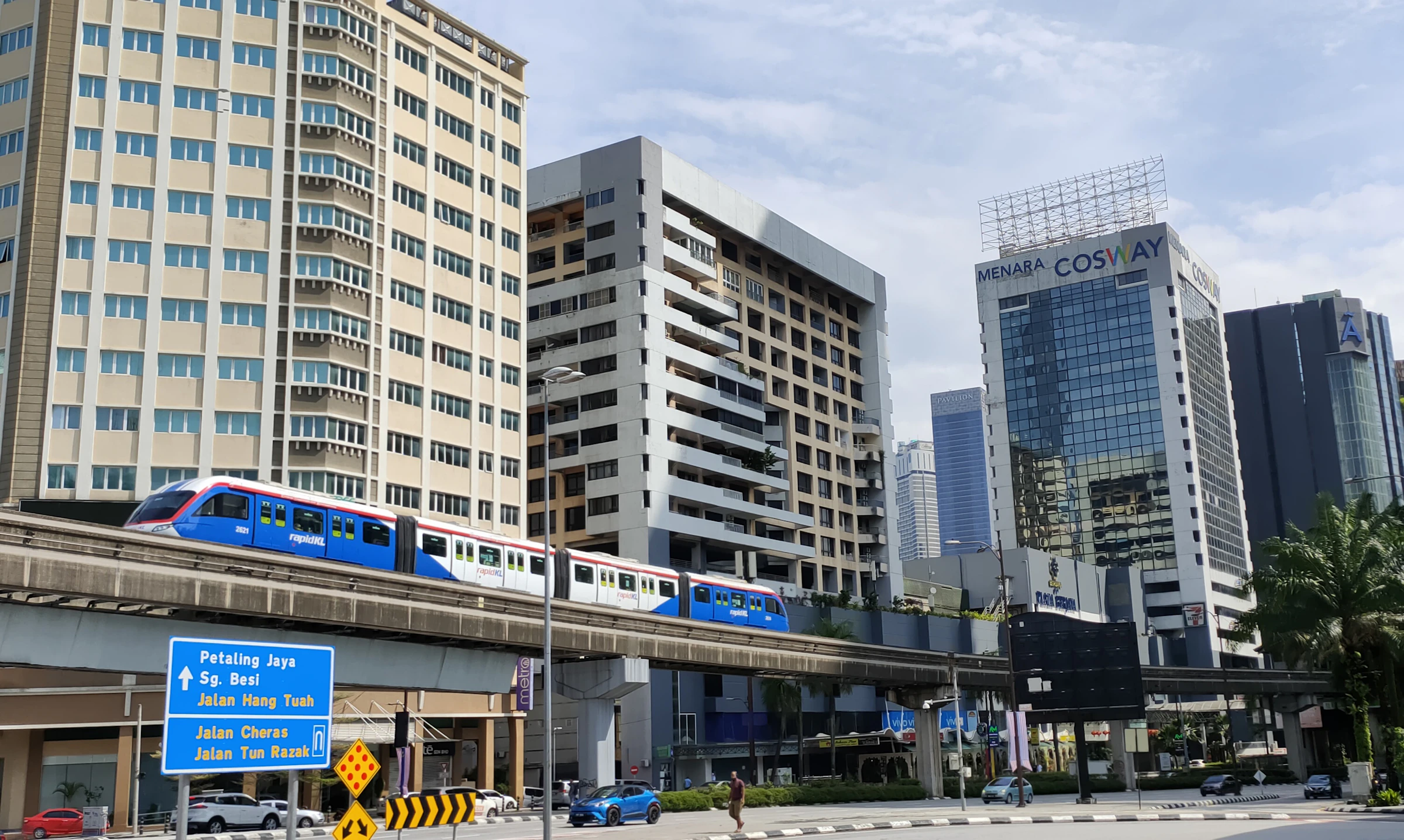 A Kuala Lumpur monorail train approaching Imbi station